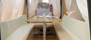 Remolque tienda Compact con mesa en pasillo